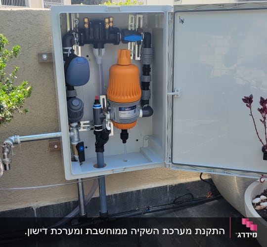 מערכת השקיה אוטומטית עם צינורות ומיכל דישון